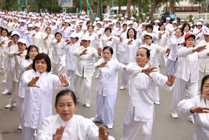 Hội sức khỏe ngoài trời người trung, cao tuổi Hà Nội đồng hành cùng Vinamilk tổ chức Ngày hội rèn luyện sức khỏe người cao tuổi năm 2024- Ảnh 4.