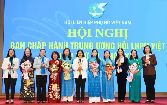 Bà Nguyễn Thị Minh Hương được bầu giữ chức Chủ nhiệm Ủy ban Kiểm tra TƯ Hội LHPN Việt Nam khóa I- Ảnh 2.