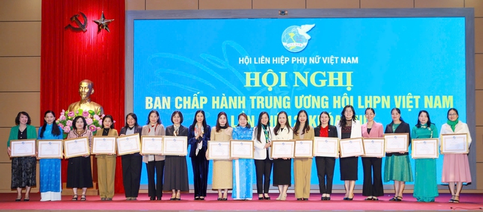 8 Hội LHPN tỉnh, thành được tặng Cờ "Đơn vị dẫn đầu phong trào thi đua năm 2024"- Ảnh 4.