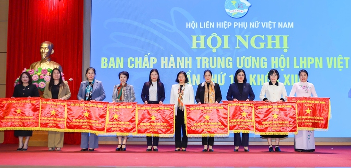 8 Hội LHPN tỉnh, thành được tặng Cờ "Đơn vị dẫn đầu phong trào thi đua năm 2024"- Ảnh 1.