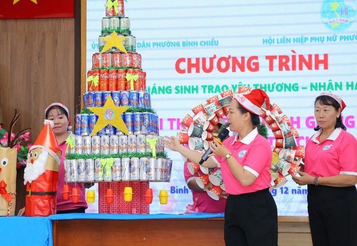 Mang Giáng sinh đến sớm cho phụ nữ có đạo- Ảnh 1.