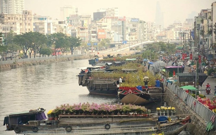 TPHCM: Chợ hoa xuân “trên bến dưới thuyền” Tết Ất Tỵ có gì hấp dẫn?- Ảnh 1.