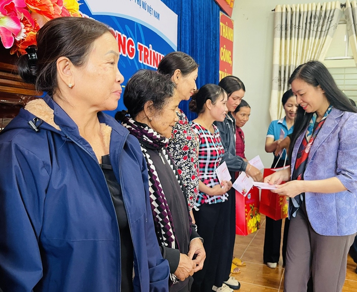 Phó Chủ tịch Hội LHPN Việt Nam Nguyễn Thị Thu Hiền chúc "Tết Yêu thương" tại Kon Tum- Ảnh 1.