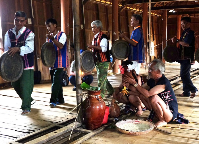 Các nghệ nhân, người có uy tín đồng bào Ba Na tâm niệm văn hoá truyền thống là sức mạnh tinh thần, là cội nguồn tập hợp, đoàn kết các dân tộc