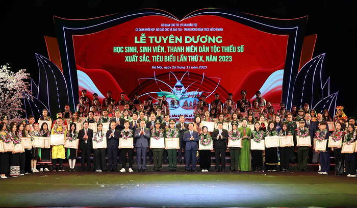 Tuyên dương 76 nữ sinh, thanh niên dân tộc thiểu số xuất sắc, tiêu biểu năm 2024- Ảnh 1.