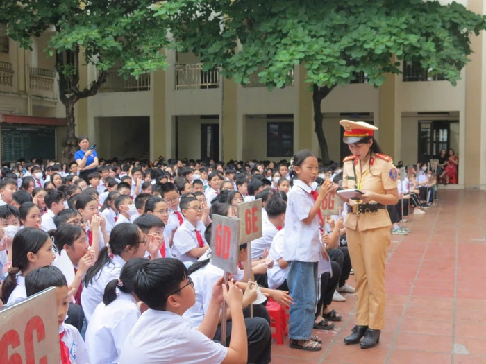 Đồng hành cùng trẻ em đối mặt với rủi ro và tác hại của mạng xã hội - Ảnh 1.