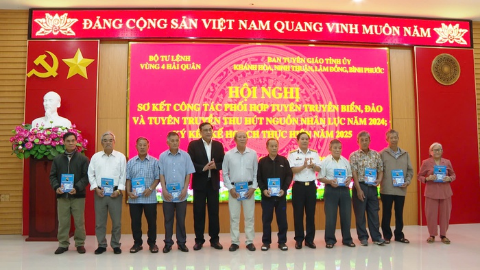 Vùng 4 Hải quân: Khen thưởng 13 điển hình trong công tác phối hợp tuyên truyền biển, đảo - Ảnh 2.