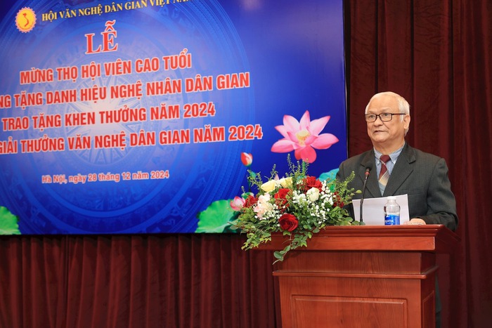 GS.TS Lê Hồng Lý phát biểu tại Lễ trao Giải thưởng Văn nghệ dân gian 2024