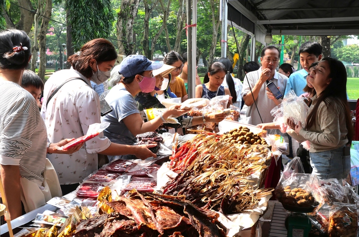 TPHCM: "Ngày hội văn hóa Lào - Việt 2024" thu hút đông đảo người dân tham gia mua sắm- Ảnh 2.