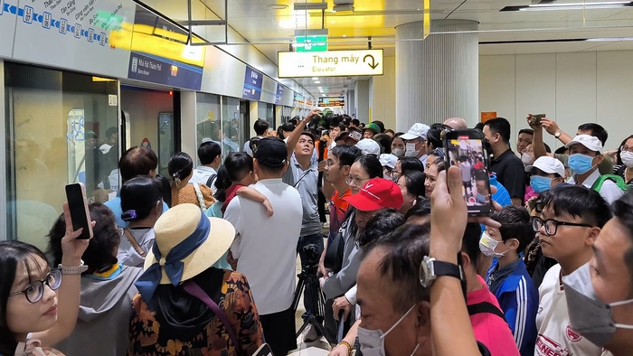 Metro Số 1: Người dân khắp cả nước đổ về TPHCM trải nghiệm. Nỗi lo mới "Chen lấn, xả rác" - Ảnh 1.