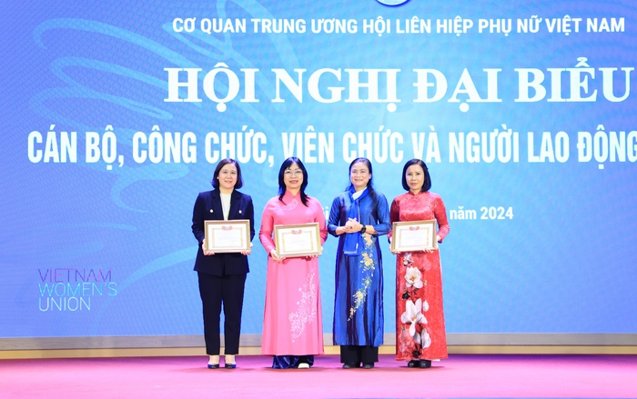 Tập thể Văn phòng TƯ Hội LHPN Việt Nam nhận Cờ thi đua của Chính phủ- Ảnh 3. Tập thể Văn phòng TƯ Hội LHPN Việt Nam nhận Cờ thi đua của Chính phủ- Ảnh 3.
