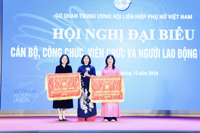 Tập thể Văn phòng TƯ Hội LHPN Việt Nam nhận Cờ thi đua của Chính phủ- Ảnh 2. Tập thể Văn phòng TƯ Hội LHPN Việt Nam nhận Cờ thi đua của Chính phủ- Ảnh 2.