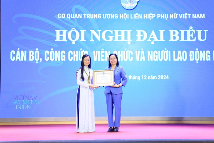 Tập thể Văn phòng TƯ Hội LHPN Việt Nam nhận Cờ thi đua của Chính phủ- Ảnh 5. Tập thể Văn phòng TƯ Hội LHPN Việt Nam nhận Cờ thi đua của Chính phủ- Ảnh 5.