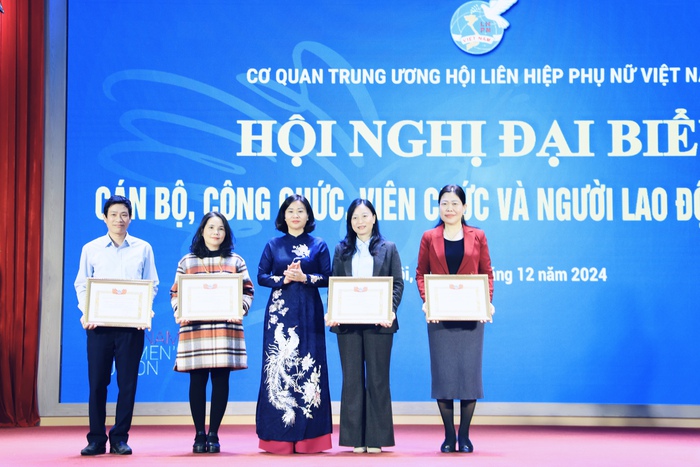 Tập thể Văn phòng TƯ Hội LHPN Việt Nam nhận Cờ thi đua của Chính phủ- Ảnh 6. Tập thể Văn phòng TƯ Hội LHPN Việt Nam nhận Cờ thi đua của Chính phủ- Ảnh 6.