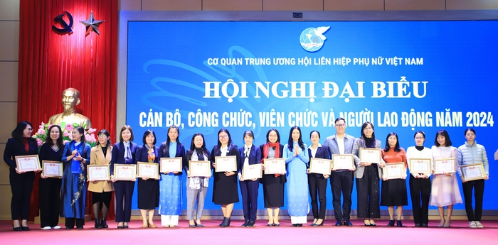Tập thể Văn phòng TƯ Hội LHPN Việt Nam nhận Cờ thi đua của Chính phủ- Ảnh 8. Tập thể Văn phòng TƯ Hội LHPN Việt Nam nhận Cờ thi đua của Chính phủ- Ảnh 8.