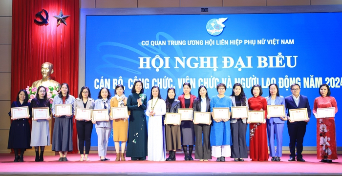 Tập thể Văn phòng TƯ Hội LHPN Việt Nam nhận Cờ thi đua của Chính phủ- Ảnh 9. Tập thể Văn phòng TƯ Hội LHPN Việt Nam nhận Cờ thi đua của Chính phủ- Ảnh 9.