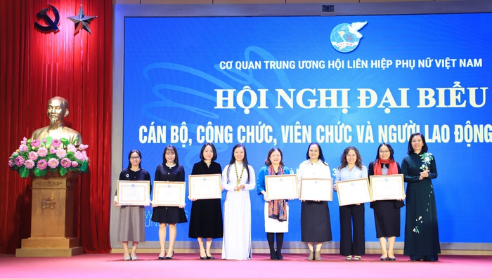 Tập thể Văn phòng TƯ Hội LHPN Việt Nam nhận Cờ thi đua của Chính phủ- Ảnh 11. Tập thể Văn phòng TƯ Hội LHPN Việt Nam nhận Cờ thi đua của Chính phủ- Ảnh 11.