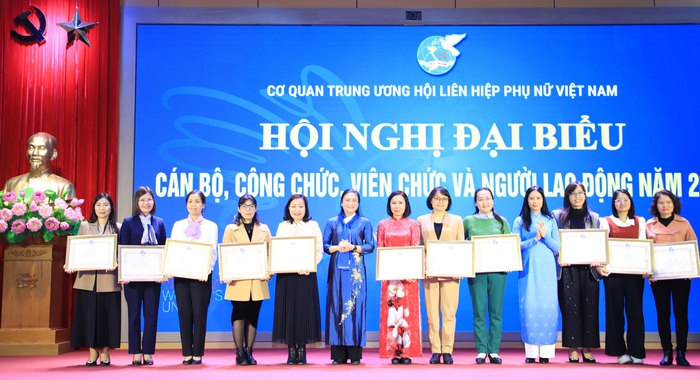 Tập thể Văn phòng TƯ Hội LHPN Việt Nam nhận Cờ thi đua của Chính phủ- Ảnh 10. Tập thể Văn phòng TƯ Hội LHPN Việt Nam nhận Cờ thi đua của Chính phủ- Ảnh 10.