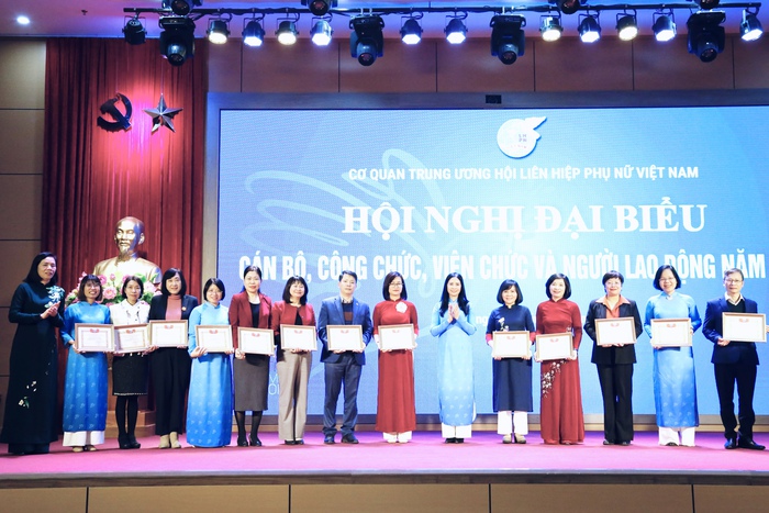 Tập thể Văn phòng TƯ Hội LHPN Việt Nam nhận Cờ thi đua của Chính phủ- Ảnh 4. Tập thể Văn phòng TƯ Hội LHPN Việt Nam nhận Cờ thi đua của Chính phủ- Ảnh 4.