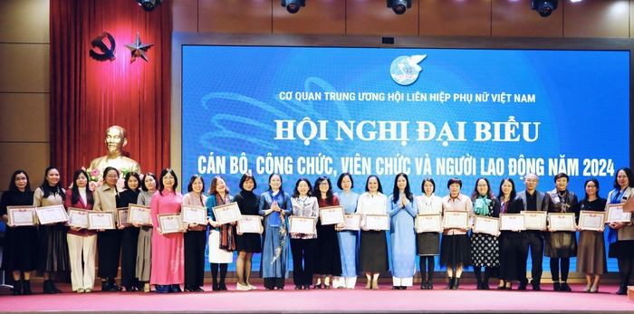 Tập thể Văn phòng TƯ Hội LHPN Việt Nam nhận Cờ thi đua của Chính phủ- Ảnh 7. Tập thể Văn phòng TƯ Hội LHPN Việt Nam nhận Cờ thi đua của Chính phủ- Ảnh 7.