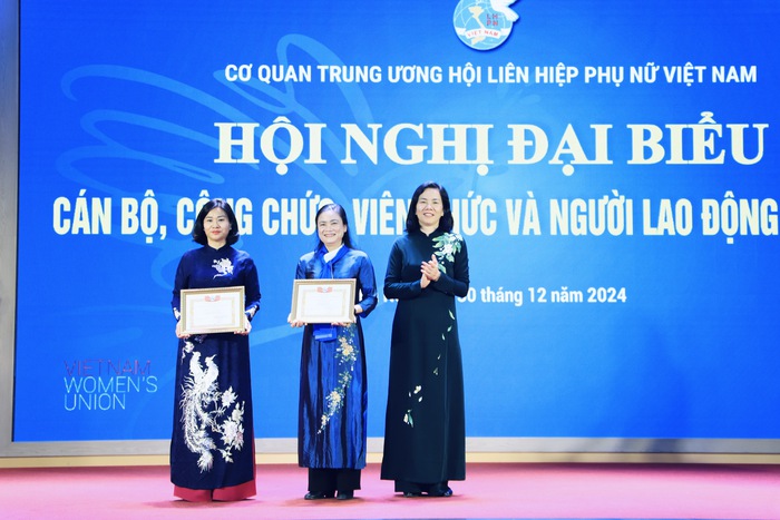 Tập thể Văn phòng TƯ Hội LHPN Việt Nam nhận Cờ thi đua của Chính phủ- Ảnh 1. Tập thể Văn phòng TƯ Hội LHPN Việt Nam nhận Cờ thi đua của Chính phủ- Ảnh 1.