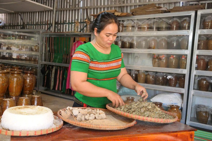 Người phụ nữ giữ hồn văn hóa dân tộc S’tiêng trên sóc Bom Bo - Ảnh 1.