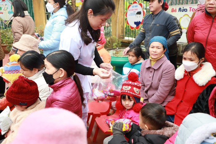 Phụ nữ nhà máy Z219 trao tặng quà Tết cho phụ nữ và trẻ em nghèo ở Hà Giang- Ảnh 1.