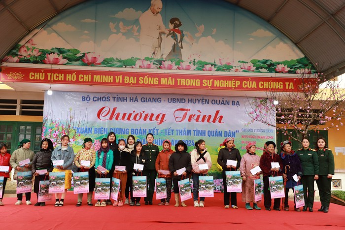 Phụ nữ nhà máy Z219 trao tặng quà Tết cho phụ nữ và trẻ em nghèo ở Hà Giang- Ảnh 2.