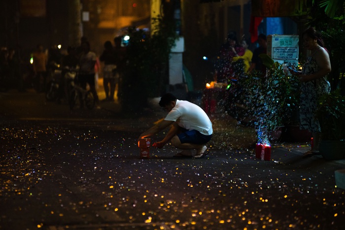 Một người dân đang đốt pháo hoa