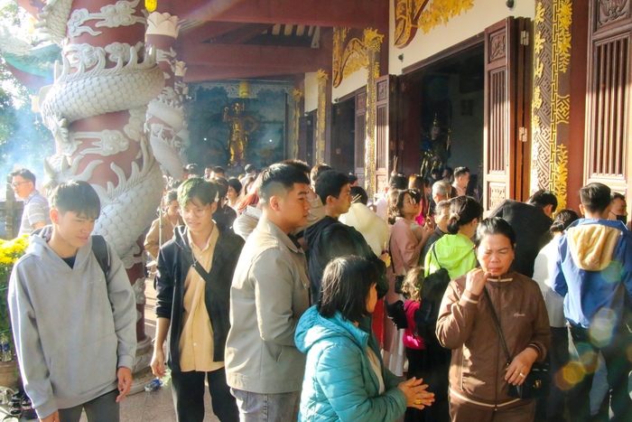 Chen chân lễ Phật, cầu an tại ngôi chùa nổi tiếng linh thiêng nhất Đà Nẵng- Ảnh 8.