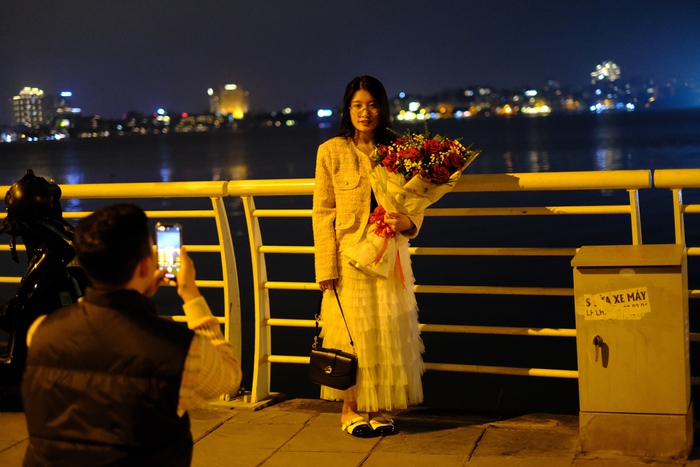 Các cặp đôi đổ ra đường tận hưởng không khí ngọt ngào đêm Valentine Hà Thành- Ảnh 9.