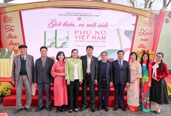 Phó Chủ tịch Thường trực Hội LHPN Việt Nam Đỗ Thị Thu Thảo (đứng thứ 4 từ bên trái sang) tại buổi giới thiệu, ra mắt sách