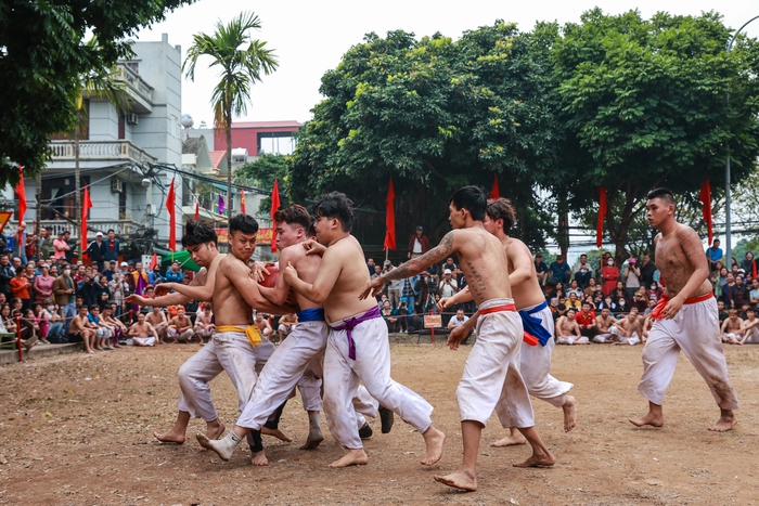 Trai tráng "mình đồng da sắt" hừng hực "chiến đấu" trong lễ hội vật cầu độc đáo làng Thúy Lĩnh- Ảnh 11.