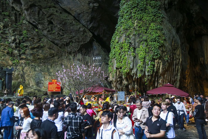 Hàng vạn người “đội mưa”, vạ vật đi lễ trong ngày khai hội chùa Hương- Ảnh 16.