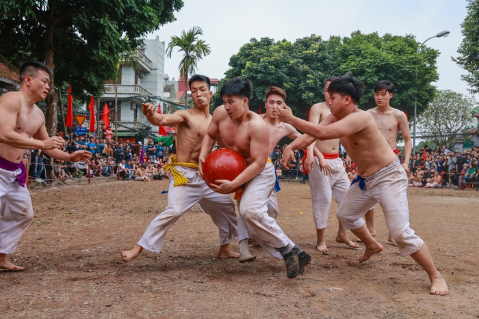 Trai tráng "mình đồng da sắt" hừng hực "chiến đấu" trong lễ hội vật cầu độc đáo làng Thúy Lĩnh- Ảnh 5.