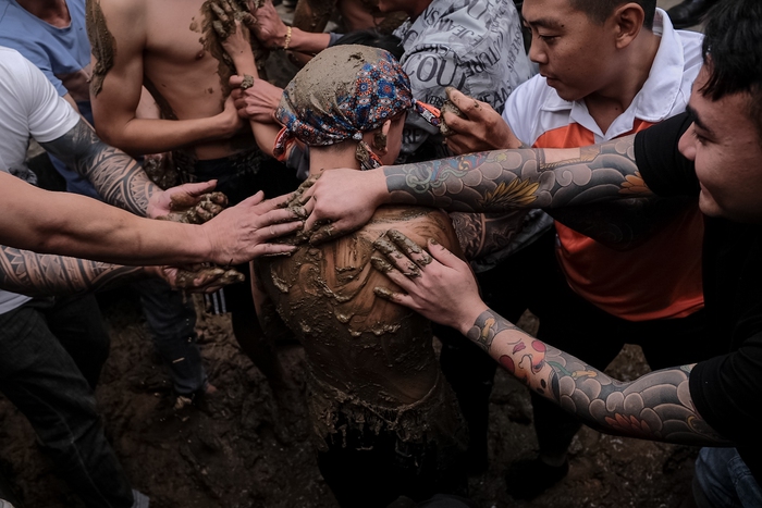 Dân làng giằng co, cố giành lấy "chiếu thiêng" trong lễ hội Đúc Bụt để cầu may- Ảnh 10.