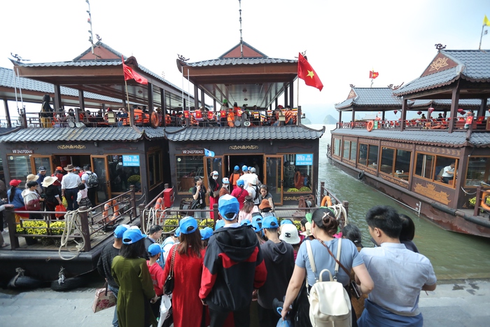 Xếp hàng dài, chờ hơn nửa tiếng để được lên thuyền đi lễ chùa đầu năm- Ảnh 9.