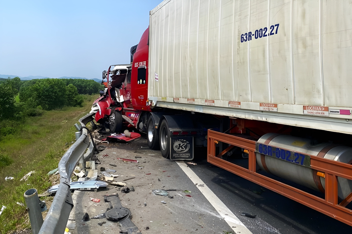 Tai nạn liên hoàn trên cao tốc, ô tô con biến dạng, 3 người thương vong- Ảnh 2.