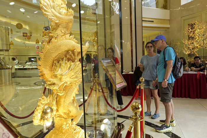 Chiêm ngưỡng tượng rồng dát vàng 9999 cao hơn 3 mét chào vía Thần tài 2024- Ảnh 1.