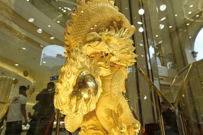 Chiêm ngưỡng tượng rồng dát vàng 9999 cao hơn 3 mét chào vía Thần tài 2024- Ảnh 5.