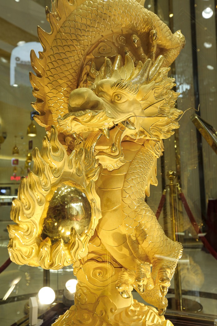 Chiêm ngưỡng tượng rồng dát vàng 9999 cao hơn 3 mét chào vía Thần tài 2024- Ảnh 8.