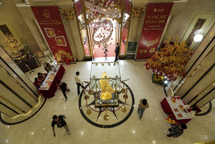 Chiêm ngưỡng tượng rồng dát vàng 9999 cao hơn 3 mét chào vía Thần tài 2024- Ảnh 9.