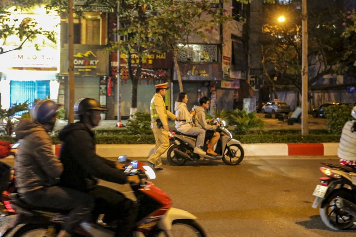 Hà Nội: Thiếu niên mua dùi cui điện mini để "thể hiện" với lực lượng 141- Ảnh 5.