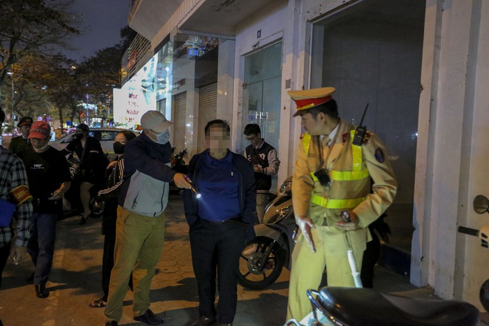 Hà Nội: Thiếu niên mua dùi cui điện mini để "thể hiện" với lực lượng 141- Ảnh 11.