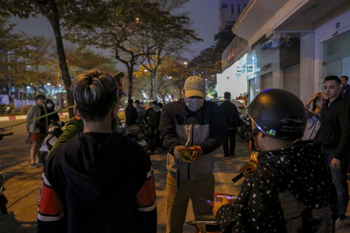 Hà Nội: Thiếu niên mua dùi cui điện mini để "thể hiện" với lực lượng 141- Ảnh 9.