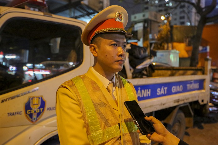 Hà Nội: Thiếu niên mua dùi cui điện mini để "thể hiện" với lực lượng 141- Ảnh 18.