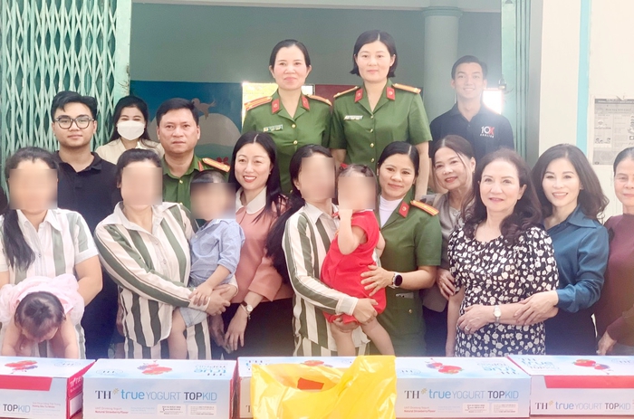 Hội LHPN tỉnh Bình Dương thăm, tặng quà Tết cho các cháu là con phạm nhân theo mẹ vào trại giam - Ảnh 1.