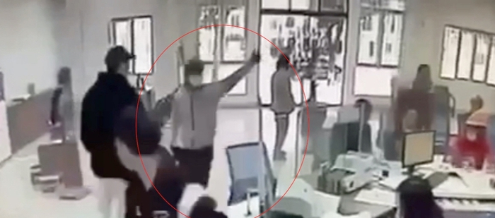 Cướp ngân hàng ở Nghệ An: Đối tượng cầm dao và vật liệu nghi là thuốc nổ đe dọa nhân viên đưa tiền- Ảnh 1.