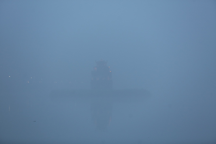 Bầu trời Hà Nội trắng xóa sương mù, bụi mịn, ô nhiễm không khí hàng đầu thế giới- Ảnh 9.
