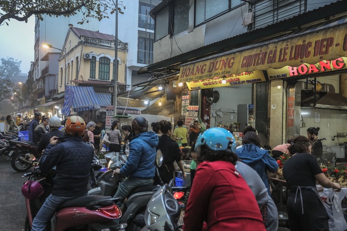 Chợ nhà giàu phố cổ Hà Nội tấp nập người xếp hàng, chen chân mua đồ lễ ngày Táo quân- Ảnh 3.